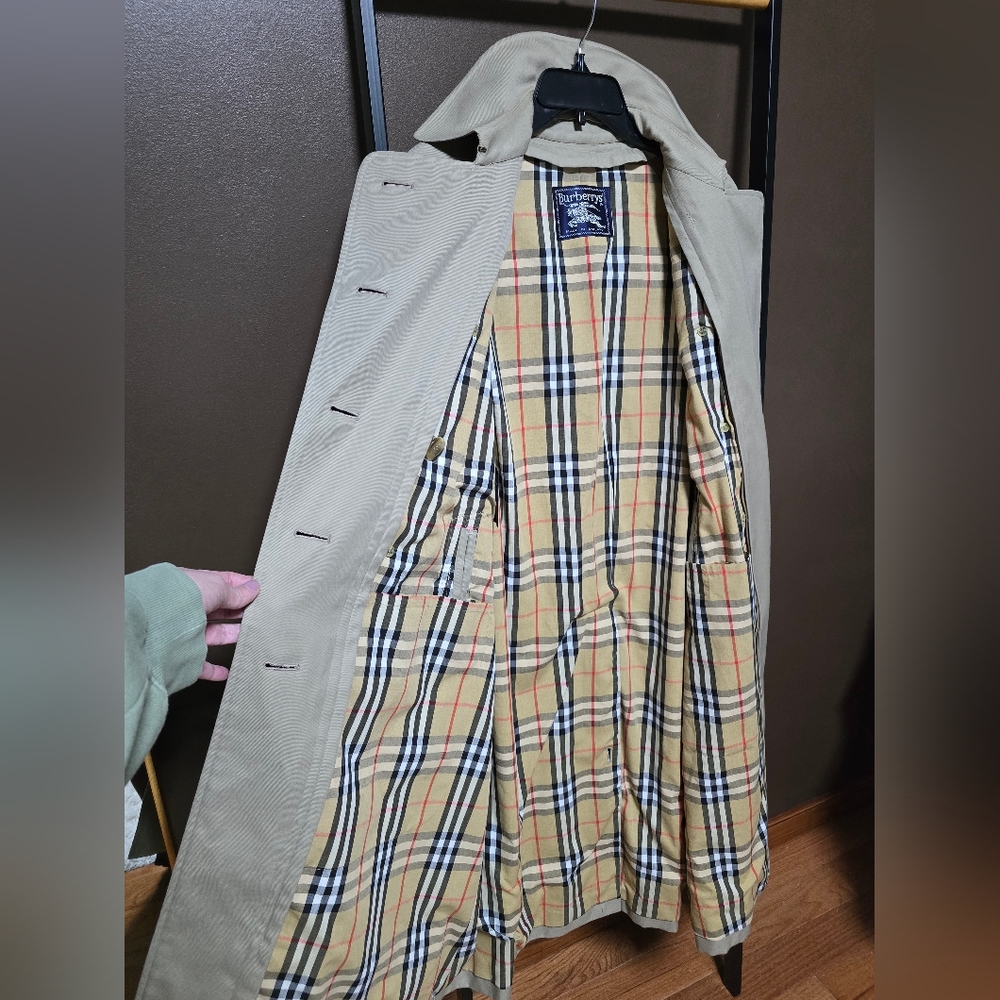 Vintage Burberry Classic Beige Trench Coat, With Removable Wool Liner - Picture 4 of 16